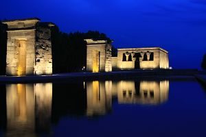 temple de debod la nuit près de l'eau