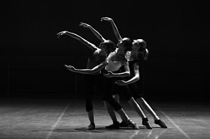 trois danseurs levant les bras