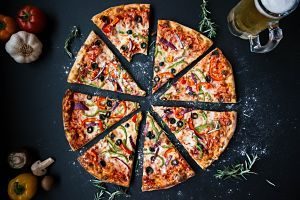 pizza coupée en huit parts