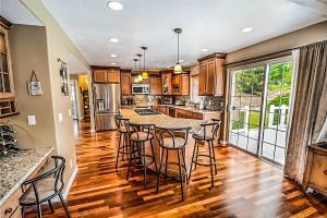 salon dans une maison avec baie vitrée et plancher en bois