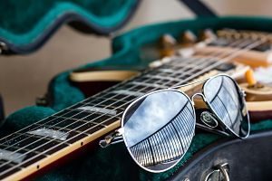 paire de lunettes sur une guitare