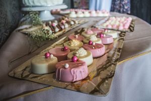 plateau de desserts blancs et roses