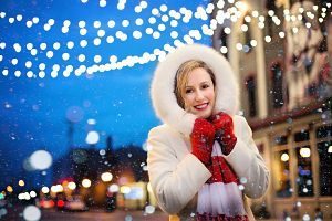 Femme en manteau d'hiver et gants rouge