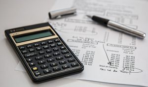 calculatrice et feuilles d'impôts