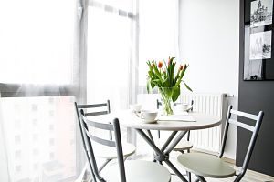 table et chaises de salle à manger d'un appartement en location