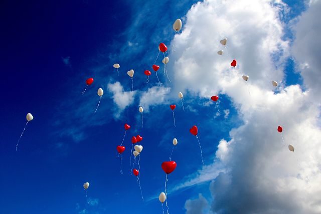 Ballons rouge et blanc dans le ciel