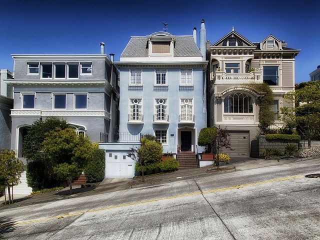 maisons mitoyennes dans une rue en pente