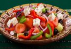 salade grecque avec féta et poivrons rouge et vert