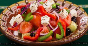 salade grecque avec féta et poivrons rouge et vert