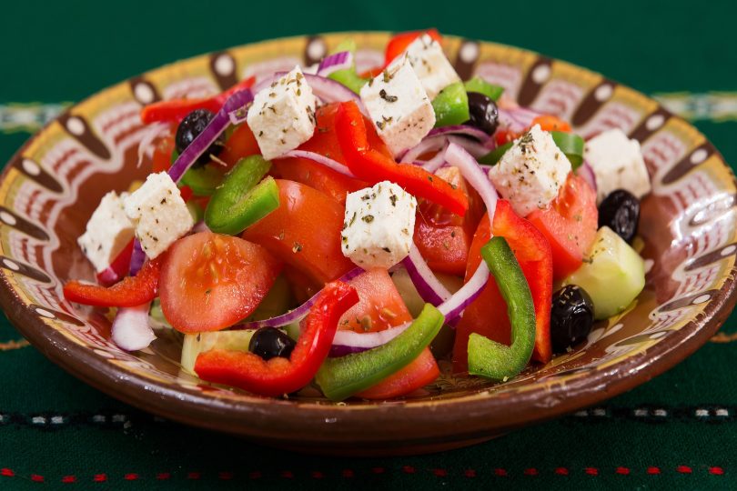 salade grecque avec féta et poivrons rouge et vert