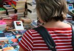 femme regardant un stand de livres