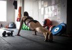 femme faisant des pompes en salle d'entrainement