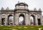 puerta de alcala de madrid avec jardin devant