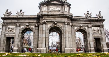 puerta de alcala de madrid avec jardin devant