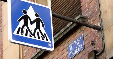 panneau de signalisation gay dans la rue de chueca à madrid
