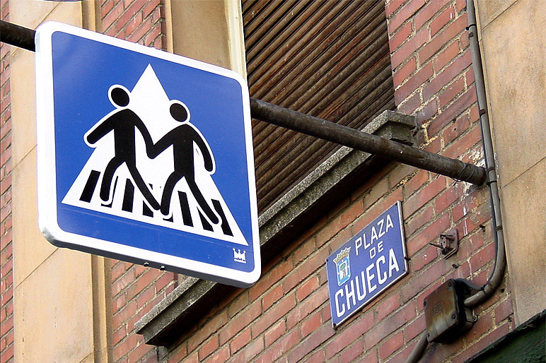 panneau de signalisation gay dans la rue de chueca à madrid