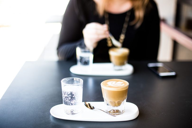 deux cafés sur une table avec femme