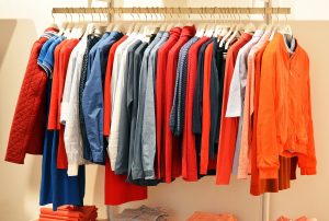rack de vêtements orange et bleu