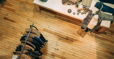 vue aérienne d'un magasin de vêtements et plancher en bois