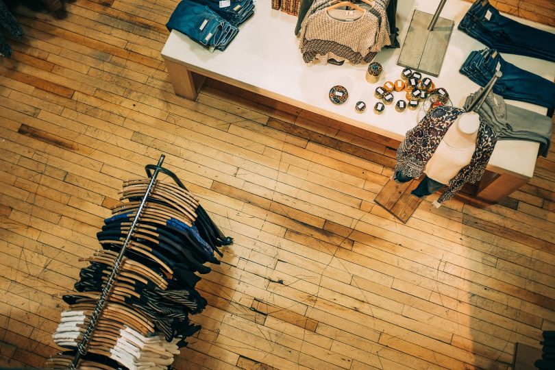 vue aérienne d'un magasin de vêtements et plancher en bois