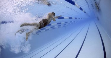 nageur sous l'eau dans une piscine