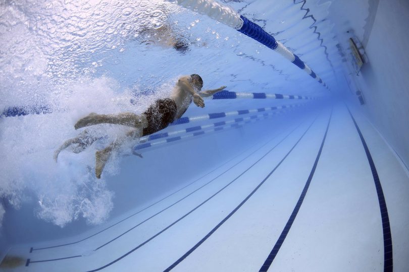 nageur sous l'eau dans une piscine