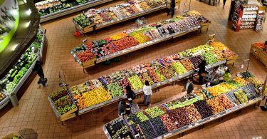 vue aérienne d'un supermarché de fruits et légumes