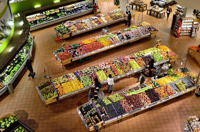 vue aérienne d'un supermarché de fruits et légumes