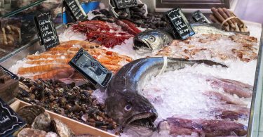 étal de poissons avec un vieux monsieur