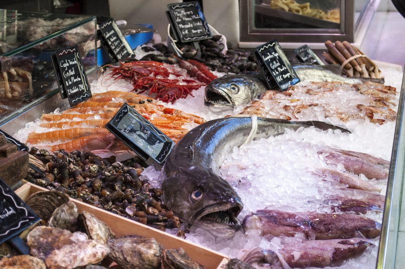 étal de poissons avec un vieux monsieur