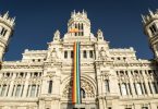 mairie de madrid avec drapeau gay