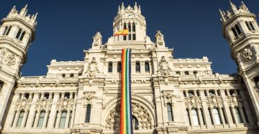 mairie de madrid avec drapeau gay