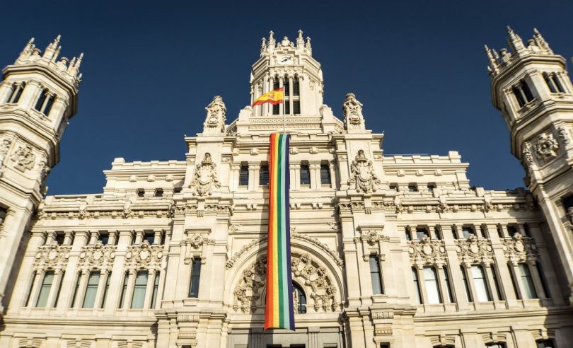 mairie de madrid avec drapeau gay