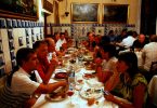 groupe de personnes mangeant à table