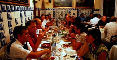 groupe de personnes mangeant à table