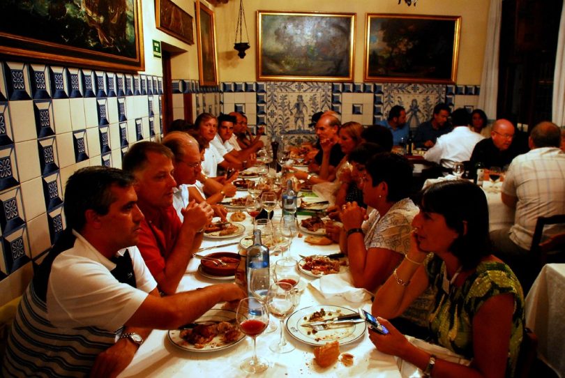 groupe de personnes mangeant à table