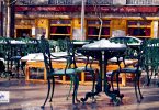 Chaises et table de café sous la neige