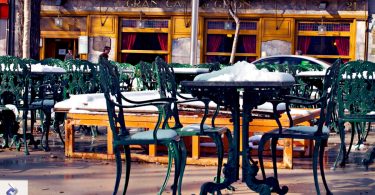 Chaises et table de café sous la neige