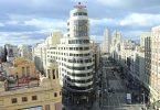vue sur avenue de madrid avec la tour et des batiments blancs