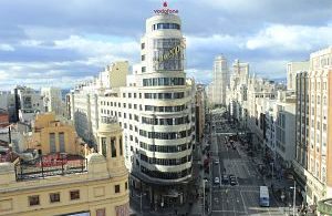 vue sur avenue de madrid avec la tour et des batiments blancs