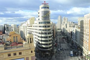 vue sur avenue de madrid avec la tour et des batiments blancs