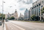 rue gran via et façade d'immeuble de madrid