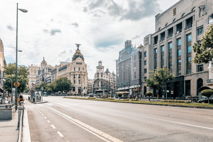 rue gran via et façade d'immeuble de madrid