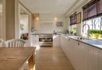 cuisine avec table et plancher en bois