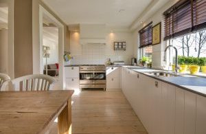 cuisine avec table et plancher en bois