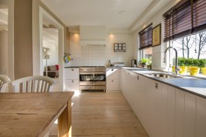 cuisine avec table et plancher en bois