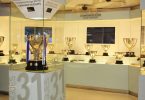 salle avec des coupes de championnat football