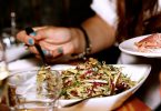 femme se servant une salade