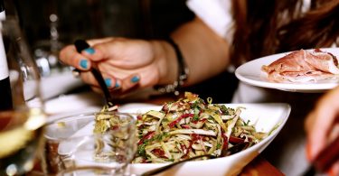 femme se servant une salade