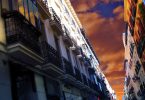 rue de chueca avec batiments et ciel orange